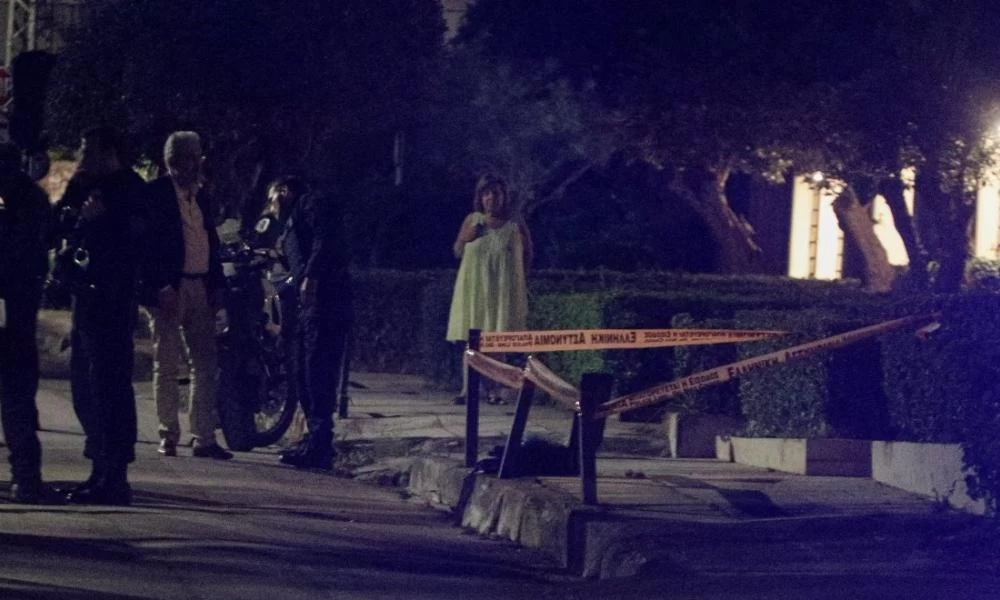 Μαφιόζικη εκτέλεση στη Βούλα: «Συμβόλαιο θανάτου» εξετάζει η ΕΛ.ΑΣ.